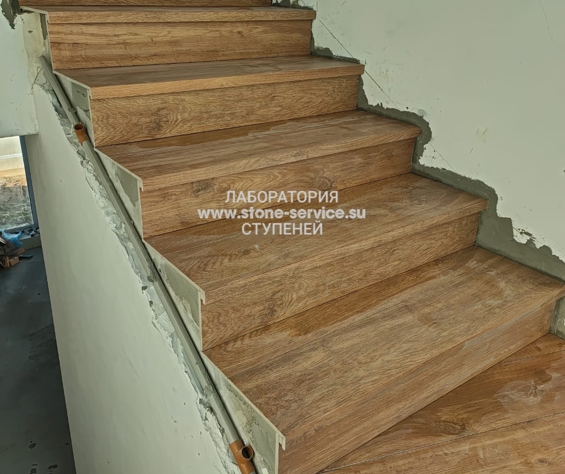 ступени с капиносом и подоконники из керамогранита