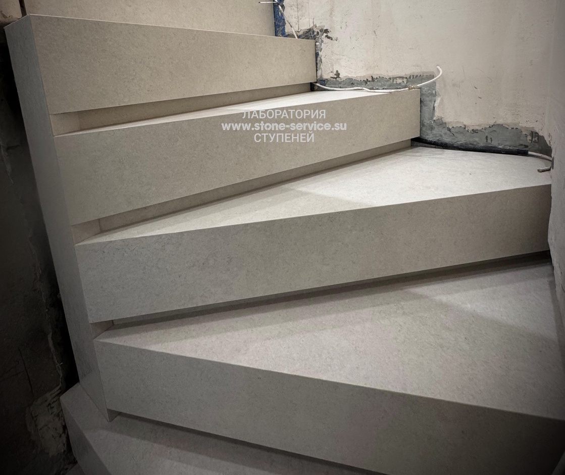 ступени с капиносом и подоконники из керамогранита