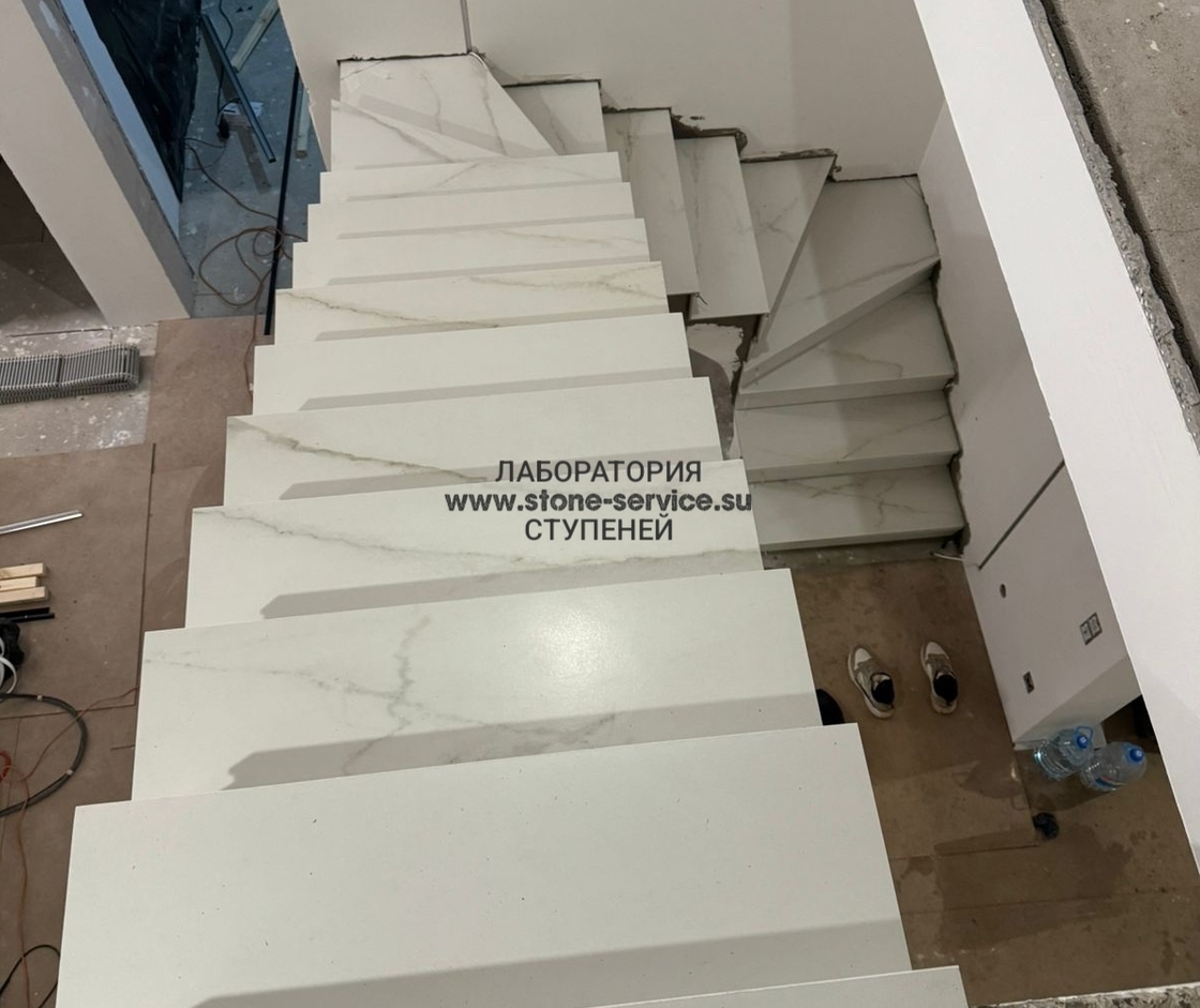 ступени с капиносом и подоконники из керамогранита