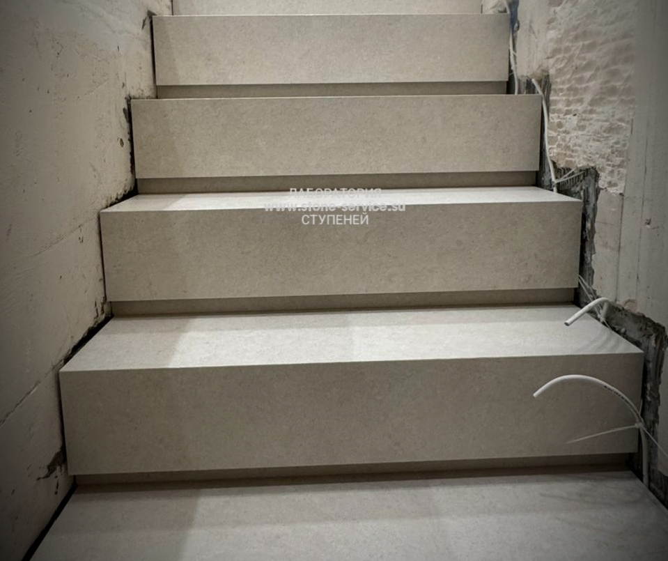ступени с капиносом и подоконники из керамогранита