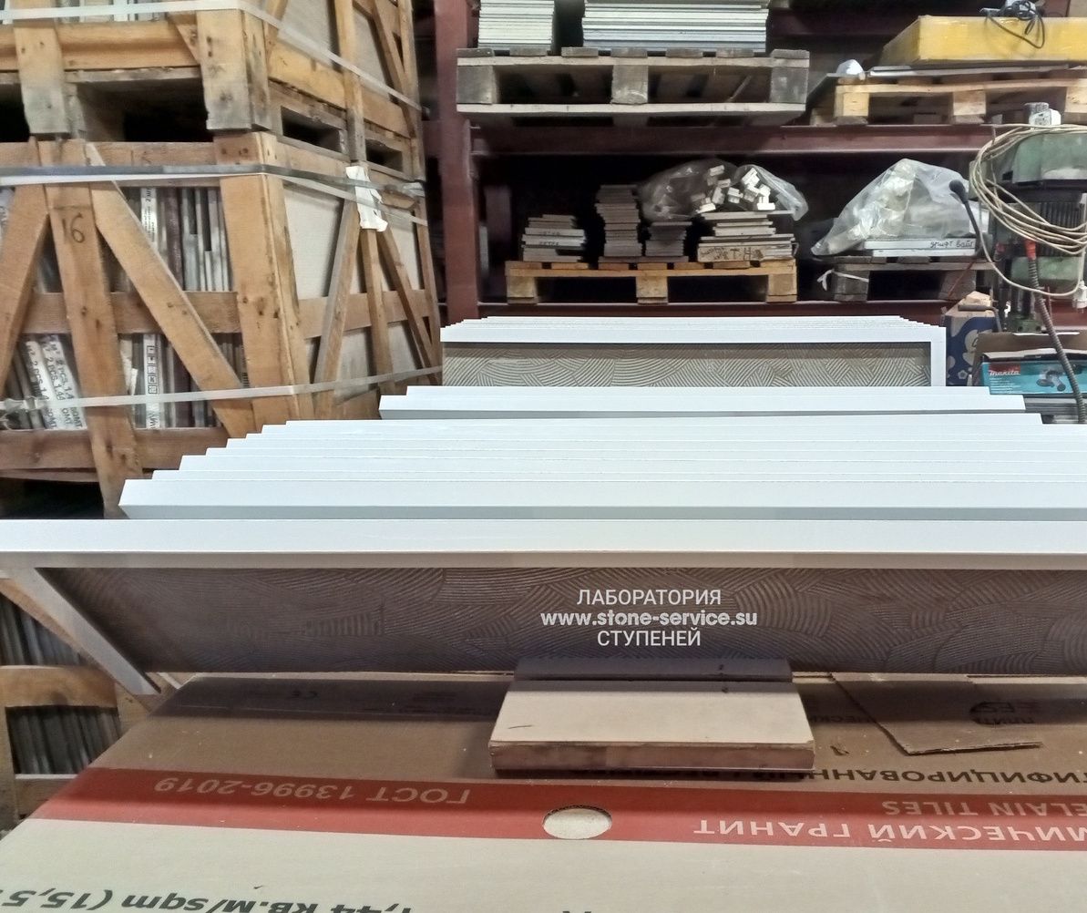 ступени с капиносом и подоконники из керамогранита