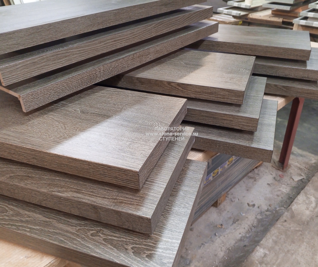 ступени с капиносом и подоконники из керамогранита