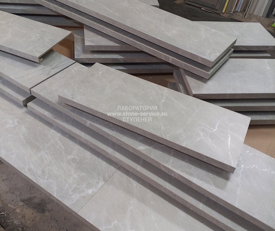 ступени с капиносом и подоконники из керамогранита