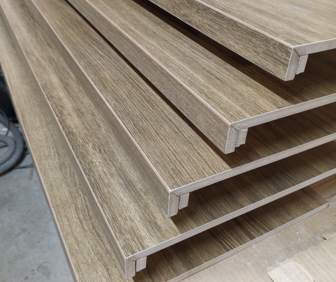 ступени с капиносом и подоконники из керамогранита