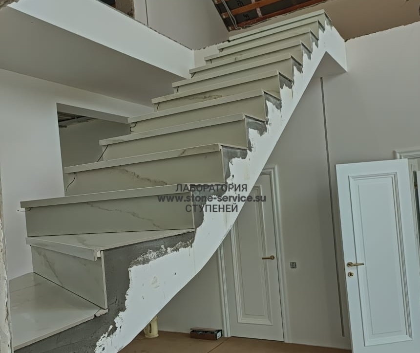 ступени с капиносом и подоконники из керамогранита