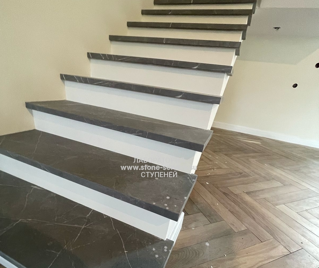 ступени с капиносом и подоконники из керамогранита