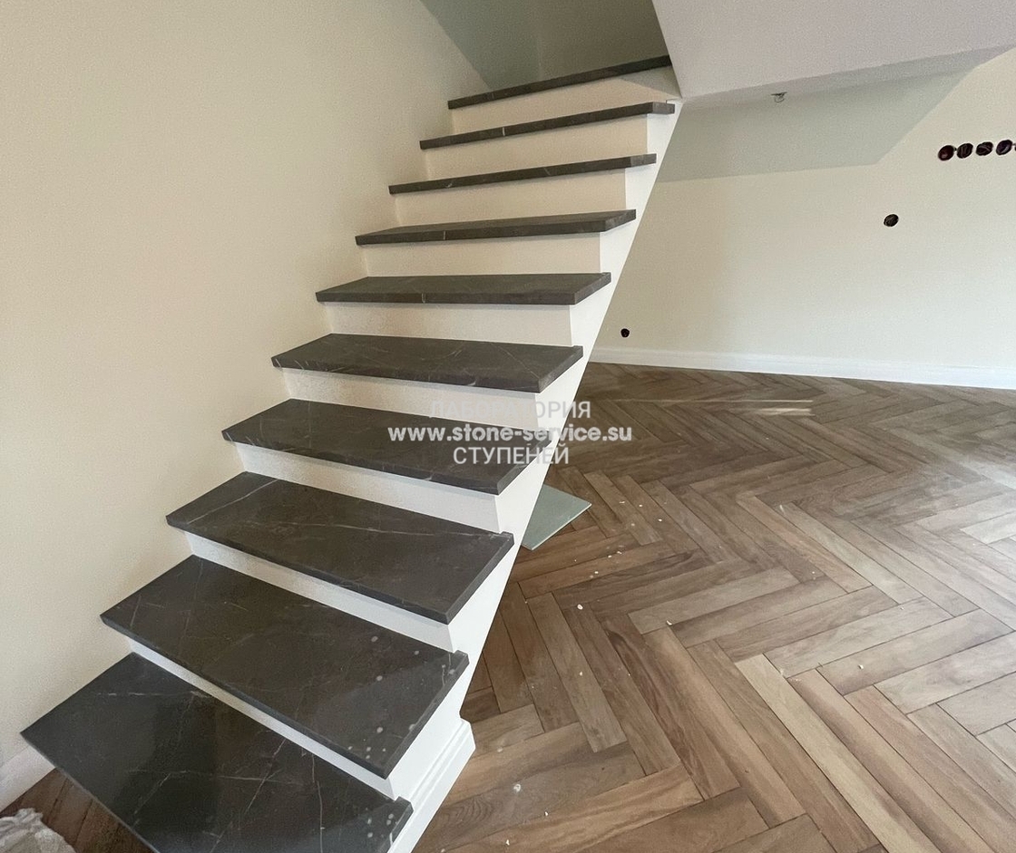 ступени с капиносом и подоконники из керамогранита