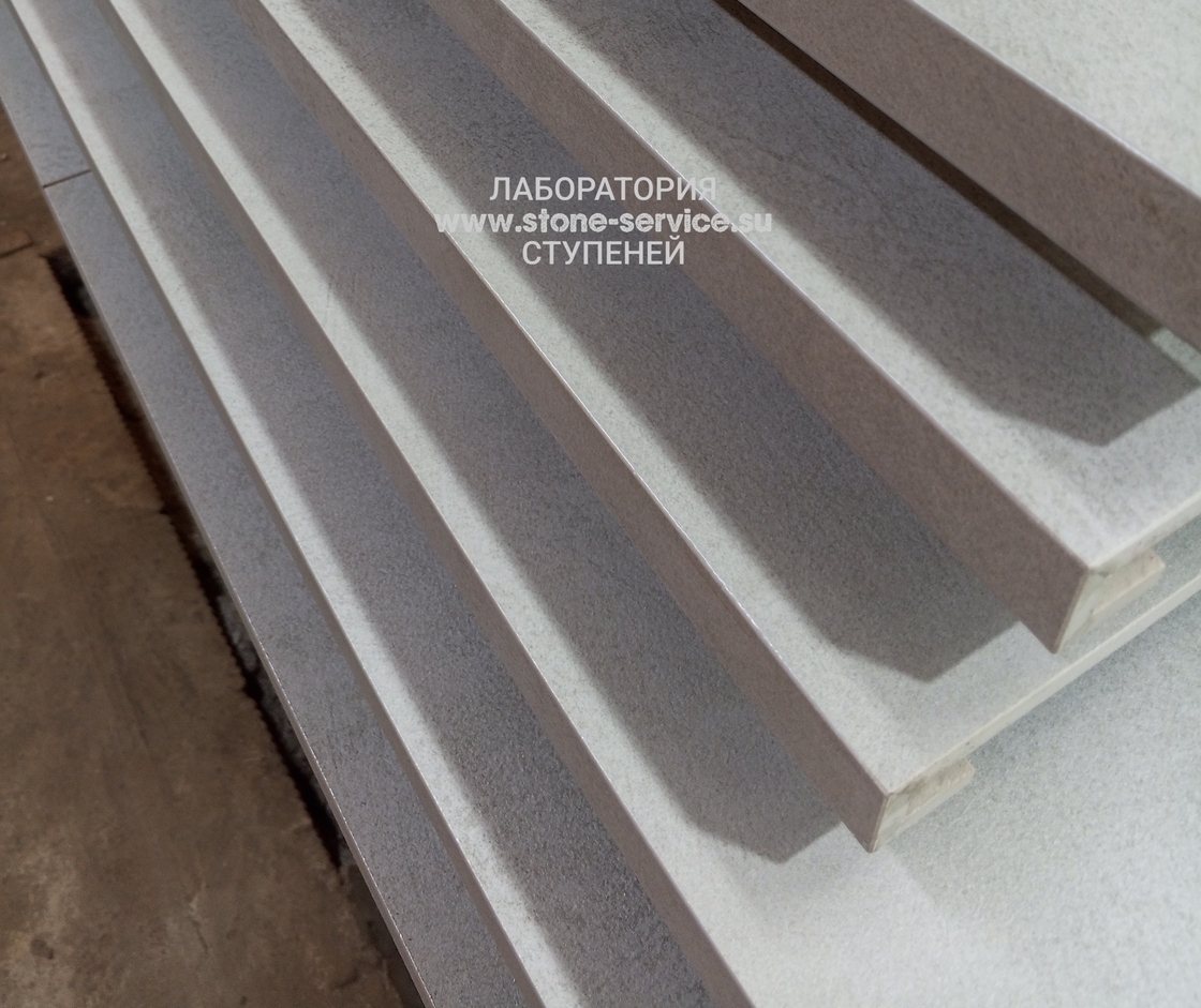 ступени с капиносом и подоконники из керамогранита