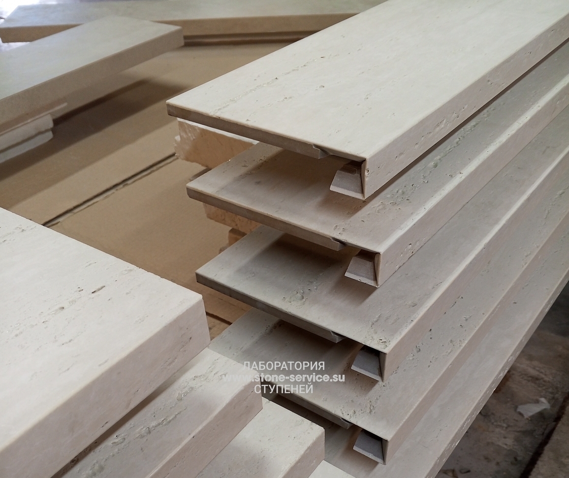 ступени с капиносом и подоконники из керамогранита