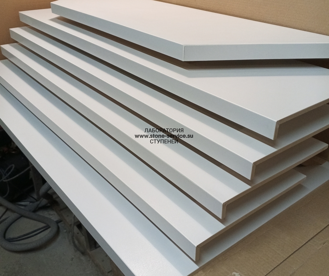 ступени с капиносом и подоконники из керамогранита